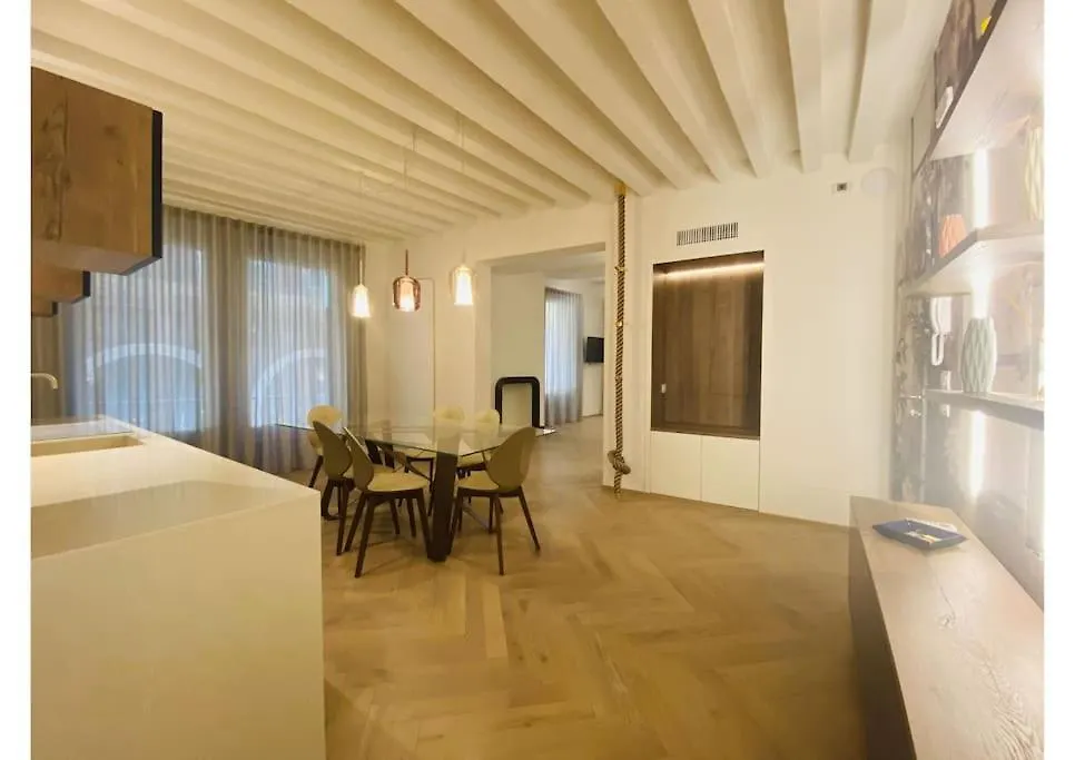 شقة Sweet Time Venice, Luxury San Marco Frezzaria Apt!